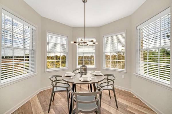 Bright & Spacious 2BR Condo w/ Pool & Hot tub near Disney!