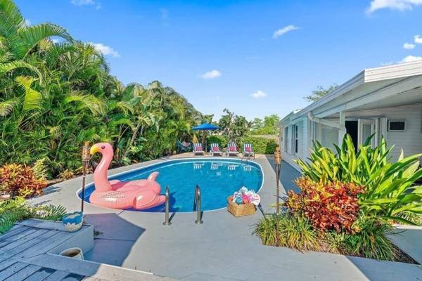 Villa Tropicana by Digsify Private Heated Pool Near Beaches PGA Rapids Water Park Gardens Mall Roger Dean Stadium Fitteam Ballpark