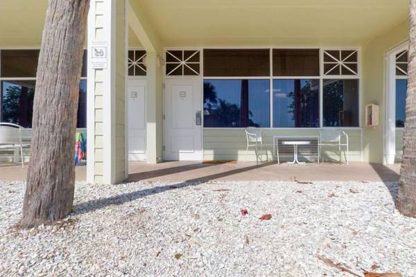 Sea Breeze Studio 510 Beach steps away!+pool+WiFi