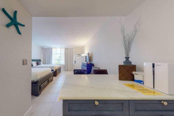 Sea Breeze Studio 510 Beach steps away!+pool+WiFi