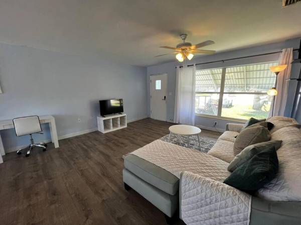 Workspace - Tropical Oceanfront Oasis 2 Bedroom House with Saltwater Swimming Pool