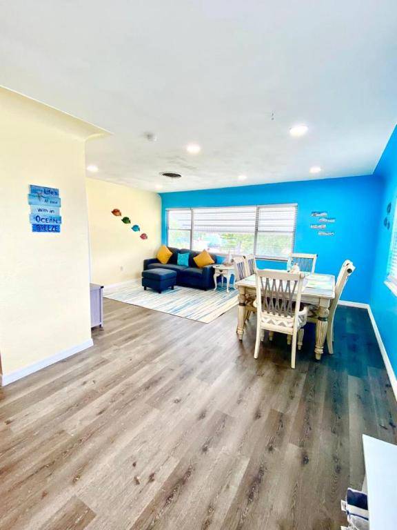 Lovely vacation home 1 block from beach & downtown Gulfport