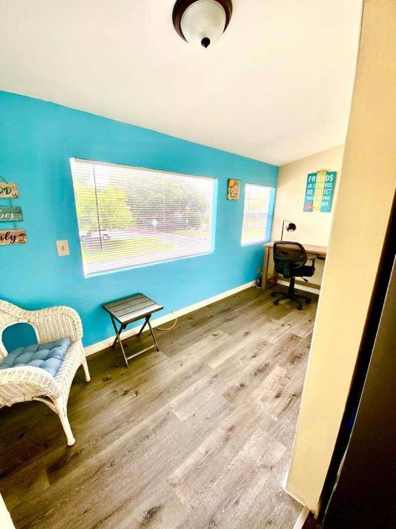 Workspace - Lovely vacation home 1 block from beach & downtown Gulfport