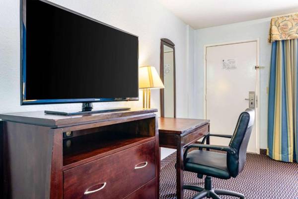 Workspace - Quality Inn Sarasota North Near Lido Key Beach