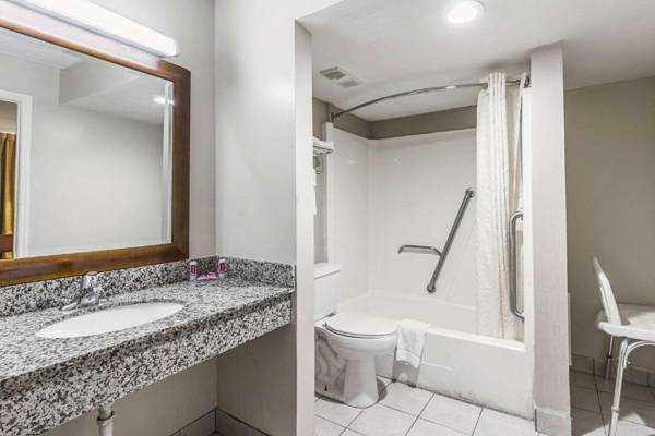 Econo Lodge North