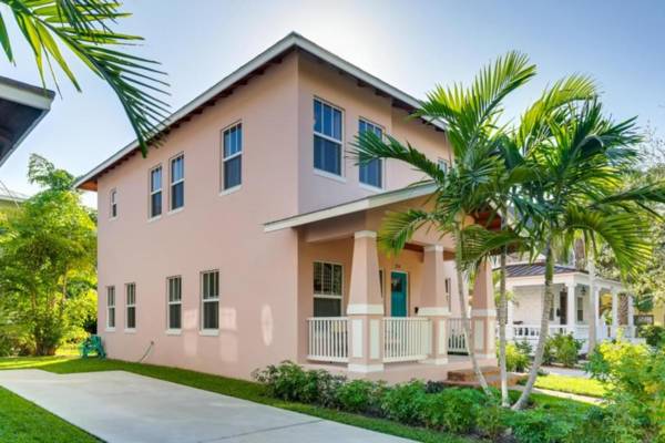 Pink House - Modern 3bd-3ba - Parking - Porch