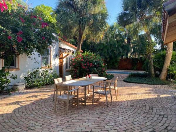 Villa Blanca - 4bd-3ba - Private Pool - Parking
