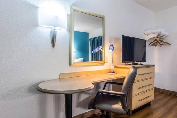 Workspace - Motel 6-Atlanta GA - Downtown