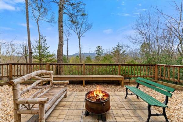 Sweet cabin mountain views with foosball firepit