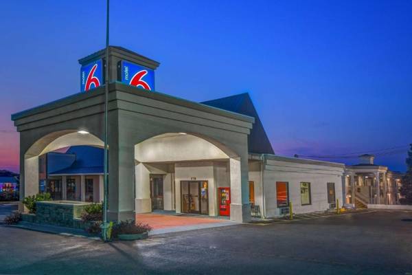 Motel 6-Calhoun GA