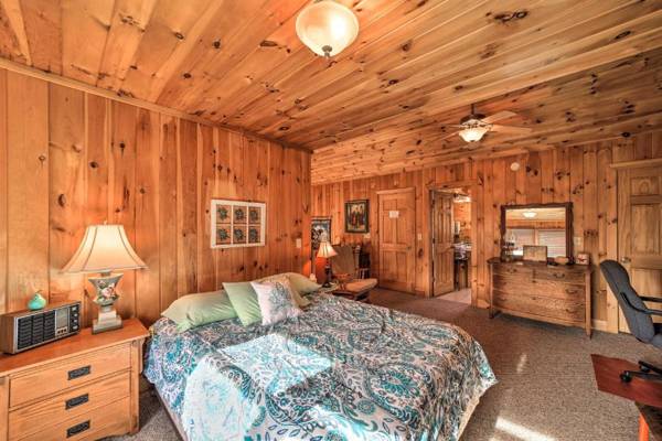Workspace - Pet-Friendly Cozy Cabin with Views By Black Rock!