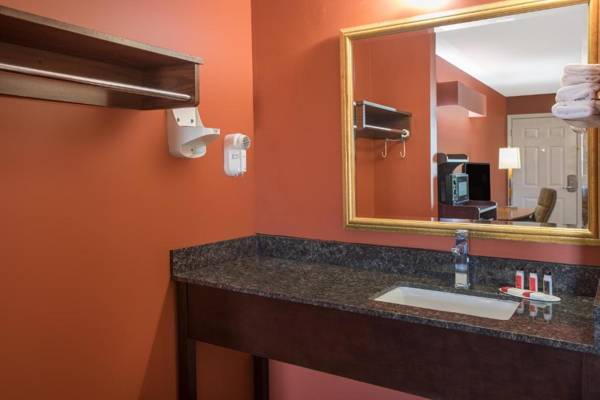 Travelodge by Wyndham Commerce GA Near Tanger Outlets Mall