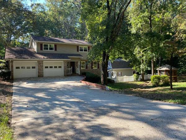 Downtown Family Retreat - 5 Bedrooms 3 Minutes to Dahlonega Pool Hot Tub Game Rooms