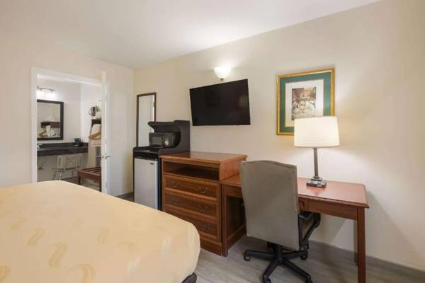 Workspace - Quality Inn & Suites near Lake Oconee