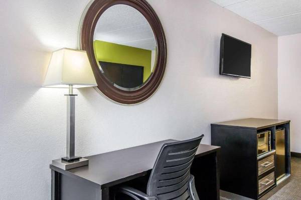 Workspace - Quality Inn Hinesville - Fort Stewart Area Kitchenette Rooms - Pool - Guest Laundry