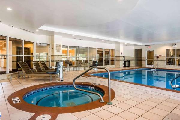 Comfort Inn & Suites near Six Flags