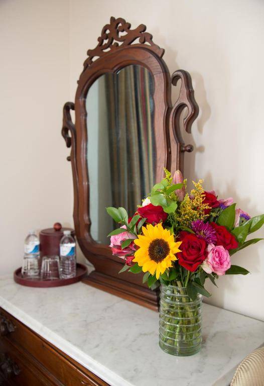 Almondy Inn Bed & Breakfast