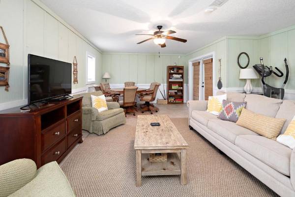 Workspace - 4 bedroom - 4 and a half bath beach charmer located near the beach and village on SSI!