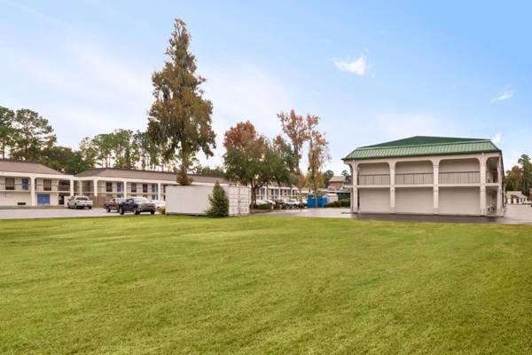 Days Inn & Suites by Wyndham Savannah Midtown