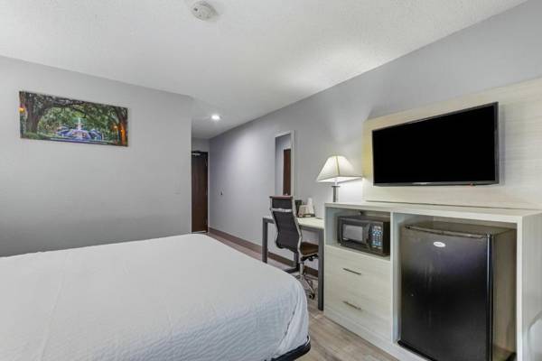 Days Inn by Wyndham Savannah Gateway I-95