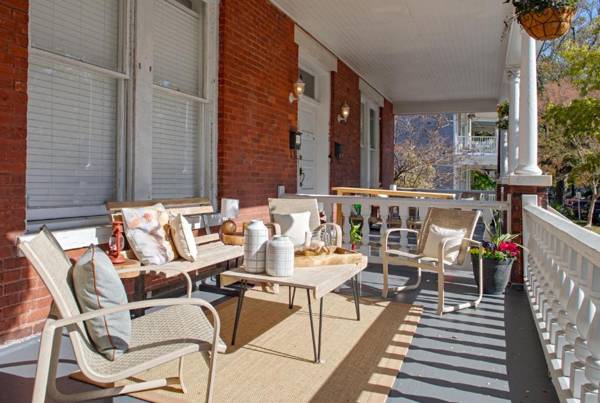 2 Bedroom Newly Renovated Townhome in Historic Savannah