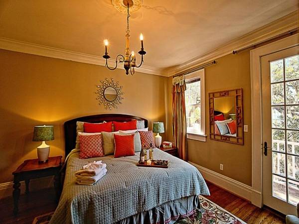 201 York #3 · Homey Downtown 2 Bedroom Steps from the River