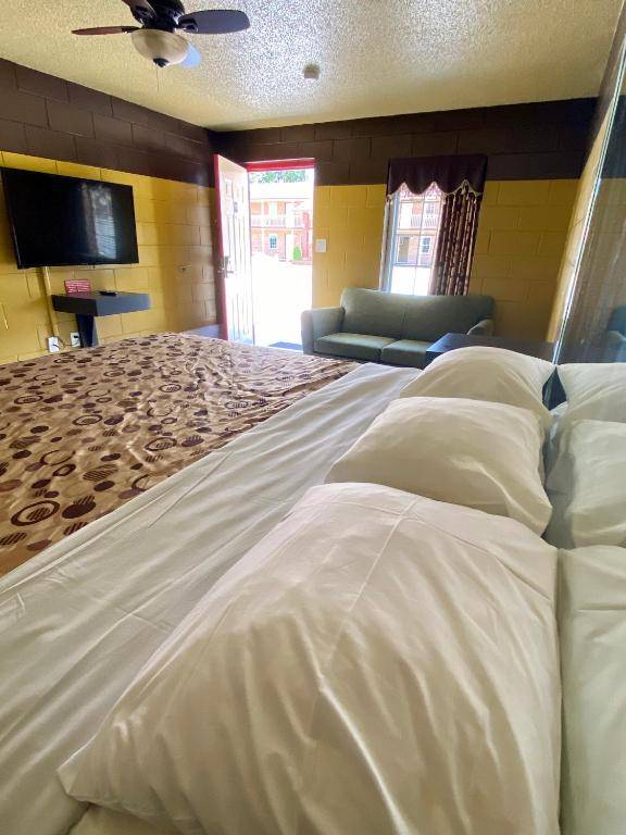 Savannah Inn and Suites