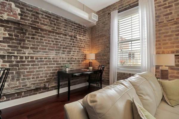 Downtown Loft- Steps away from Plant Riverside!