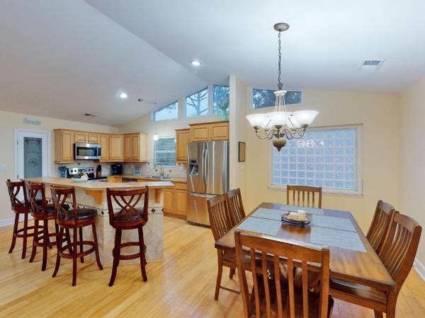 Heated Pool Access Flex Cancelation Walk to Beach Ping Pong & Foosball