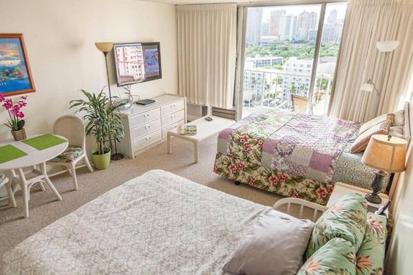 Tropical Studios at Marine Surf Waikiki - FREE PARKING - BEST LOCATION - FULL KITCHEN - SWIMMING POOL