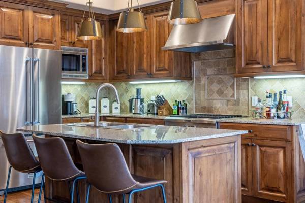 SkiView 1B - On Trail Creek Close to Downtown with Hot Tub Onsite