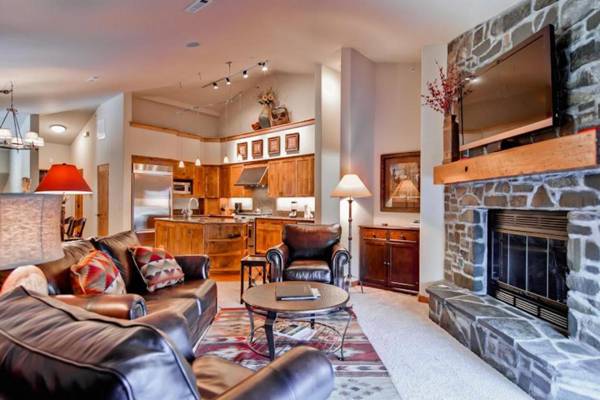 The Timbers 2G with Mountain Views Walk to Downtown & Pet Friendly