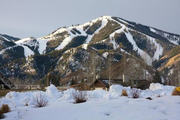 Greyhawk Condo 09 - Just a Quick Walk to Bald Mountain Hiking & Skiing
