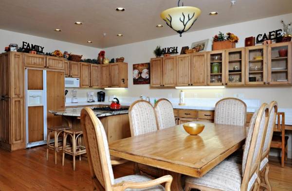 Harriman Townhome 5 - Walk to Downtown & Bald Mountain Plus Year-round Pool