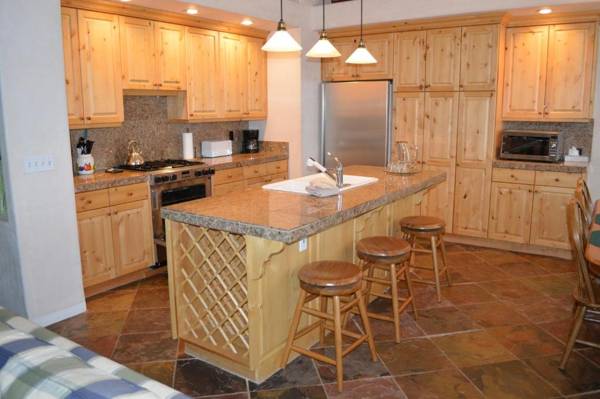 River Ridge Townhome - West Ketchum with Private Hot Tub & Garage