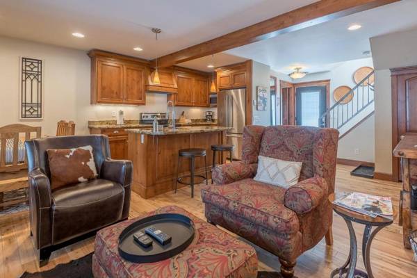 Andora Villa Condo 102 - Right on Trail Creek and Walk to Downtown Ketchum