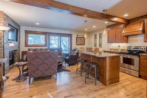Andora Villa Condo 102 - Right on Trail Creek and Walk to Downtown Ketchum