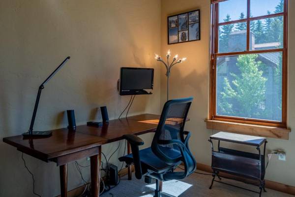 Workspace - The Timbers 4O-1 Bedroom Upscale Condo Close to Downtown