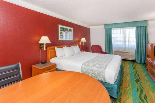 Days Inn & Suites by Wyndham Arlington Heights