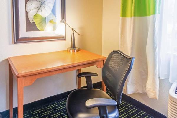 Workspace - Fairfield Inn & Suites by Marriott Champaign
