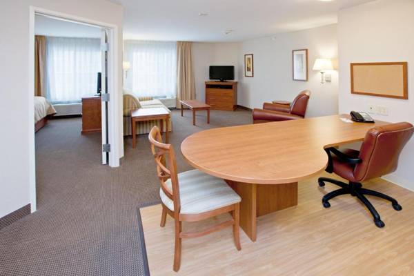 Workspace - Candlewood Suites Champaign-Urbana University Area an IHG Hotel