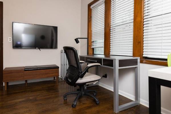 Workspace - Classic HP 1BR with Fast Transit to UChicago & DT by Zen Rentals