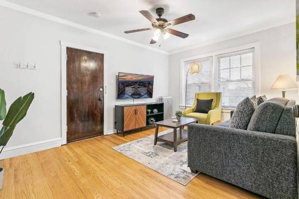 Chicago Local Vibe Residential 1BR Roscoe Village