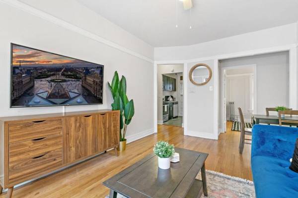 2BR walk to Shops & Restaurants Loyola University