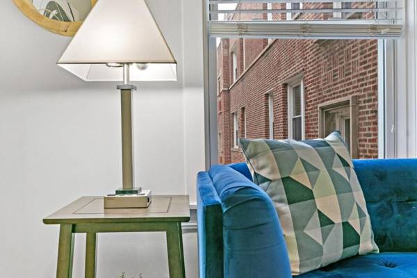 King Bed Full Kitchen Rogers Park 5mins Loyola