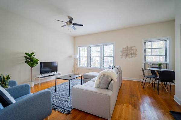 Classy 3BR 2BA Logan Square Apt with Free Parking