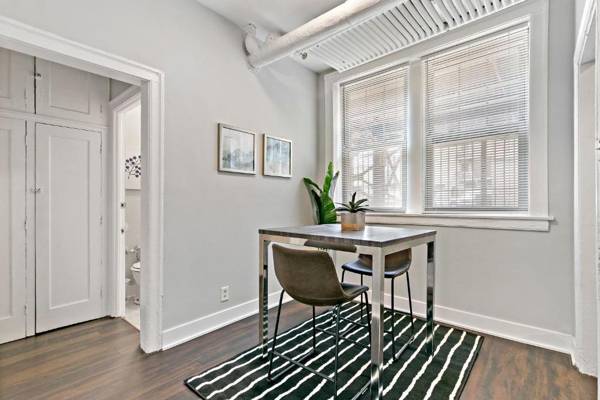 Comfy 1BR Apt Near Lakeview Shops & Restaurants