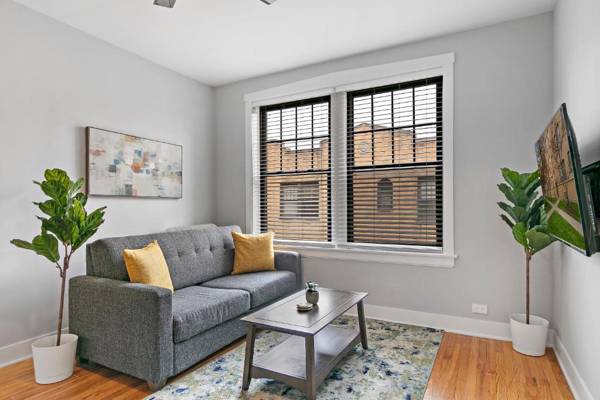 1BR walk to shops in the Middle of the City