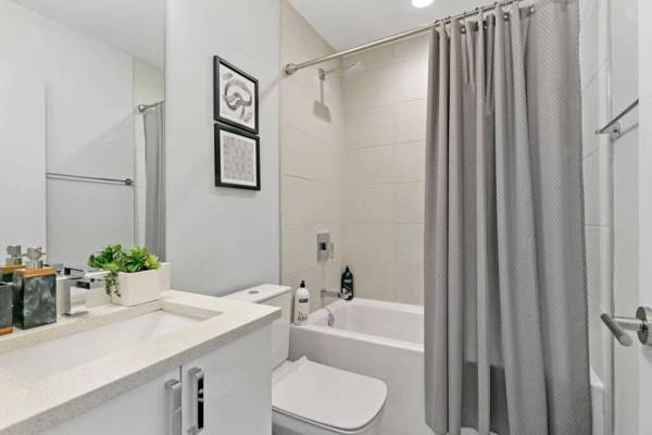 Designer's 3BR Unit - Cozy Living walk to Shops