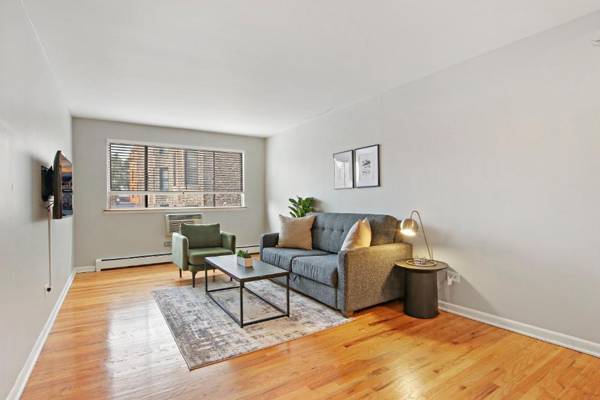 Trendy & Tastefully Decorated 2BR Apt in Lakeview